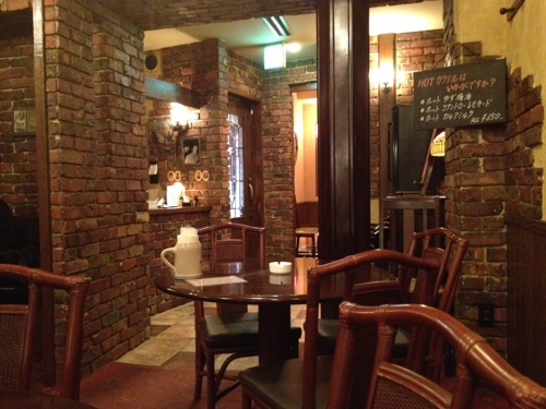 beer hall CAVERNの店内