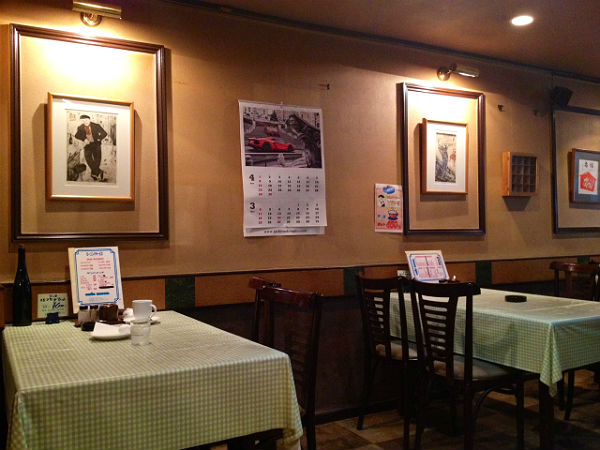 カフェムーン店内よこ